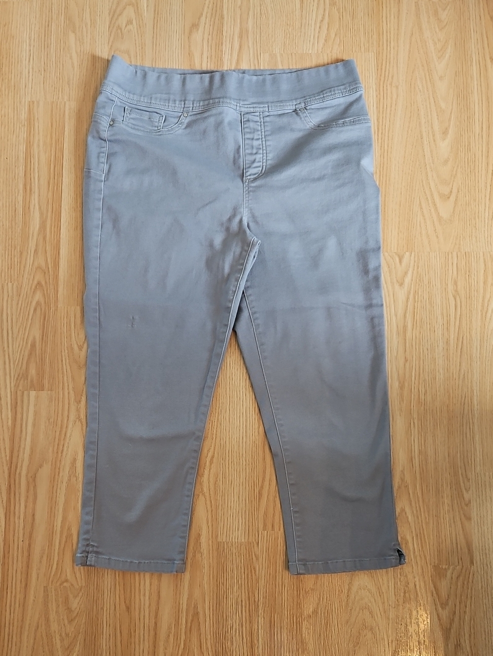 Ricki's Light Gray Stretch Crop Pants, Size L.